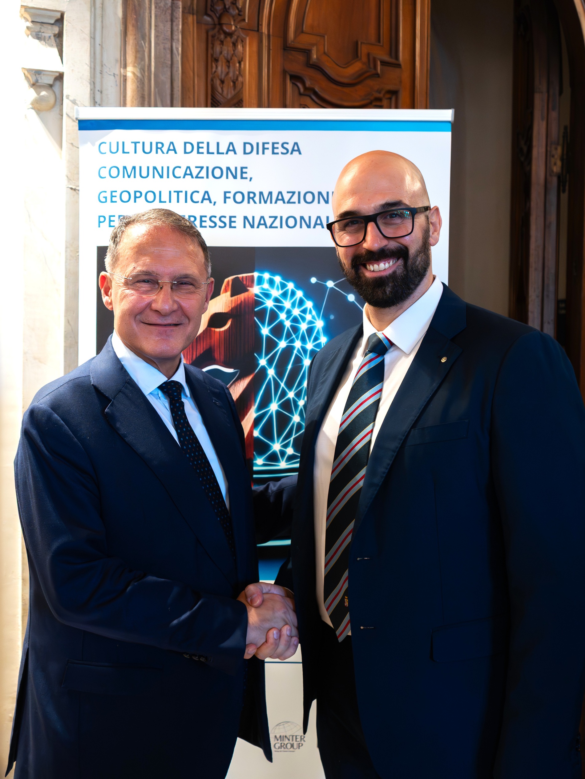 Stretta di mano tra ospiti